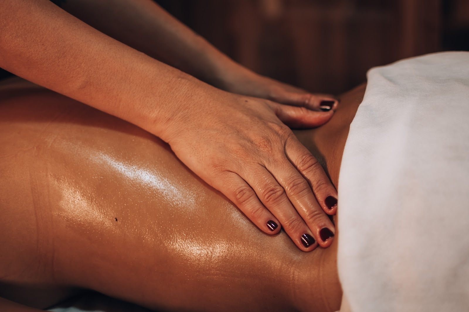Mãos massageando a lombar